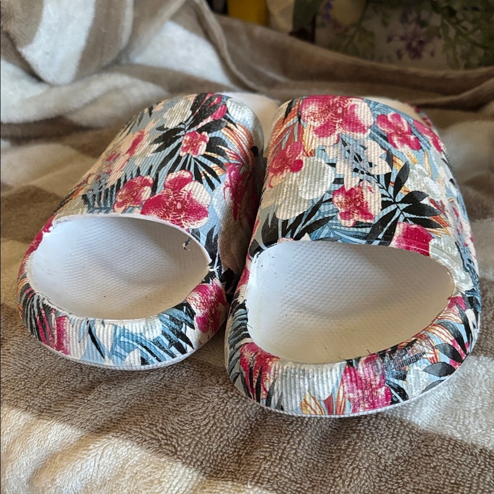 Mudd Floral Slide Sandals - Pink and White
